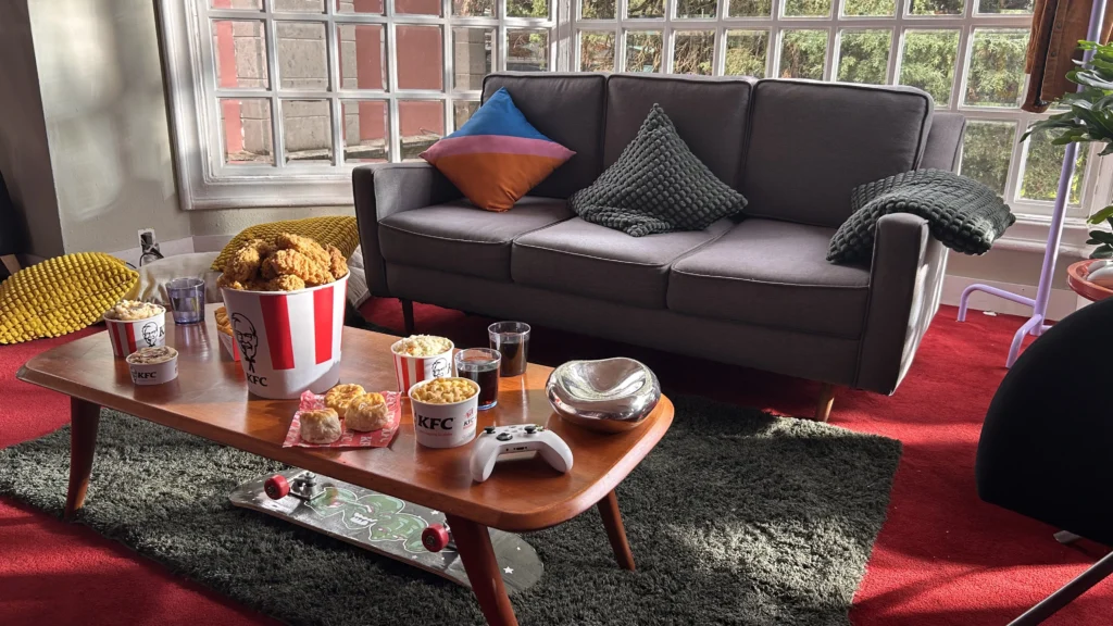 Decoración de set para comercial KFC Bucketmanía, dirección de arte por Dayanara Gio