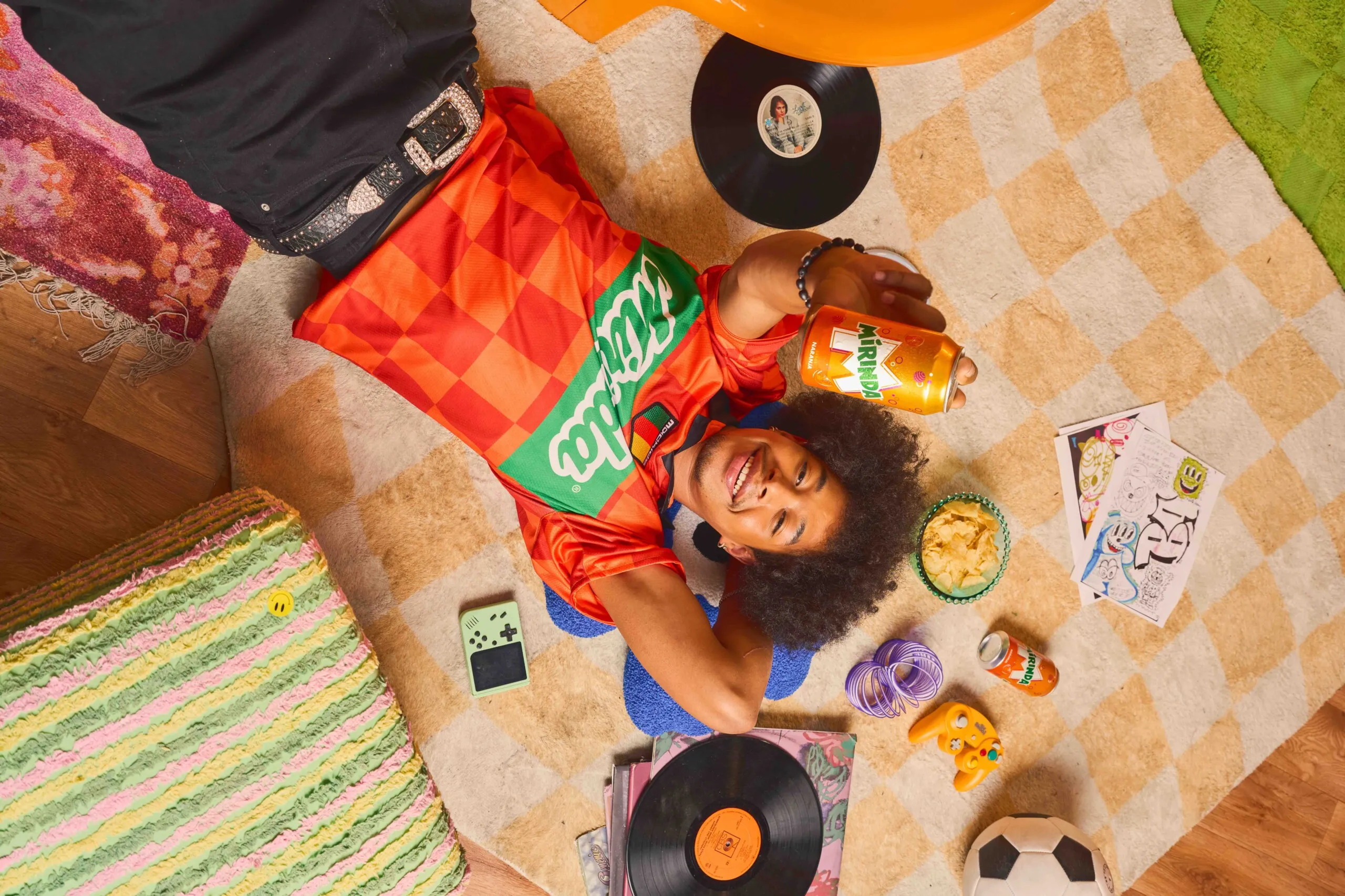Decoración de set para campaña comercial y sesión fotográfica de Mirinda x MadKidz, dirección de arte por Dayanara Gio